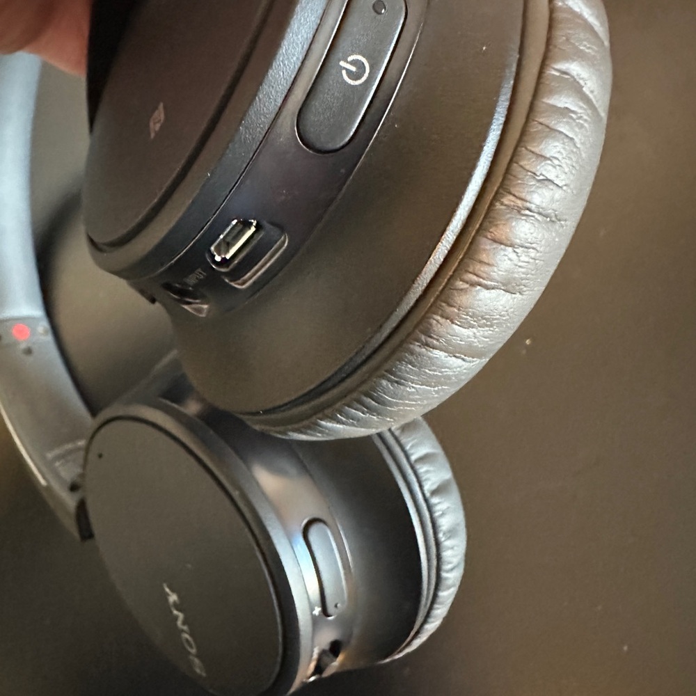 Sony Over-Ear Noise Cancelling Wireless Headphones - Picture 9 of 9